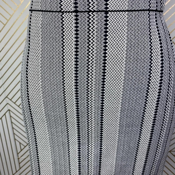 Theory Nellida Zig-Zag Stripe Mini Knit Skirt in Black & Cream Size US Small - Picture 4 of 12